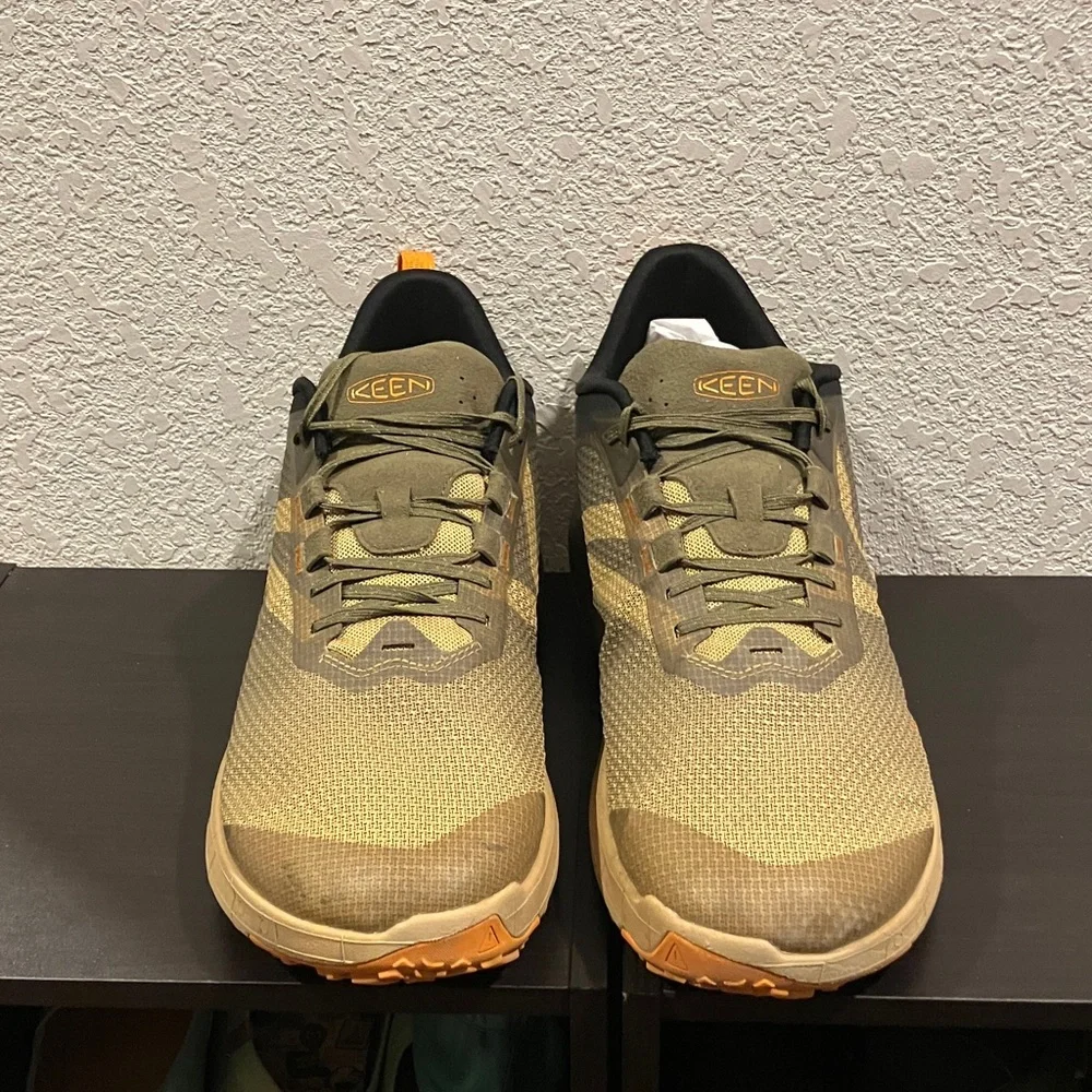 KEEN Men's Green and Tan Athletic Shoes - Picture 2 of 8